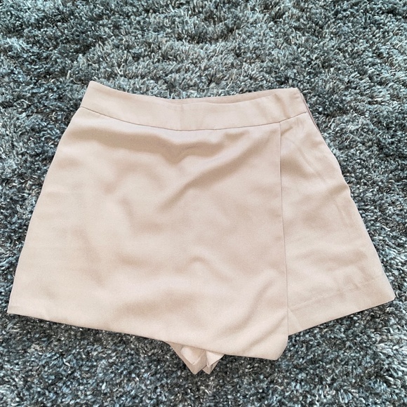 WORN ONCE! Khaki Colored Skort - Women's Size Small - Picture 2 of 7